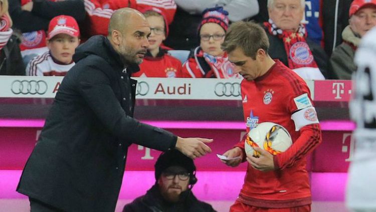 Philip Lahm menerima secarik kertas Copyright: © pinterest.com