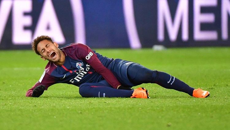 Neymar tampak kesakitan saat cedera Februari 2018 lalu. Copyright: © Getty Images