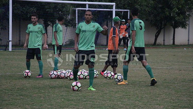 Sesi latihan Persebaya Copyright: © INDOSPORT/Fitra Herdian