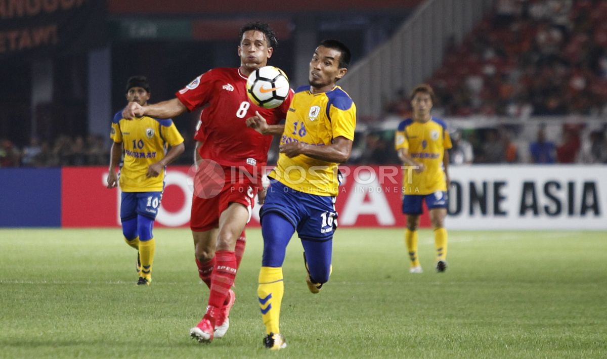 Duel Addison Alves de Oliveir dengan pemain Tampines Rovers. Herry Ibrahim Copyright: © Herry Ibrahim/INDOSPORT