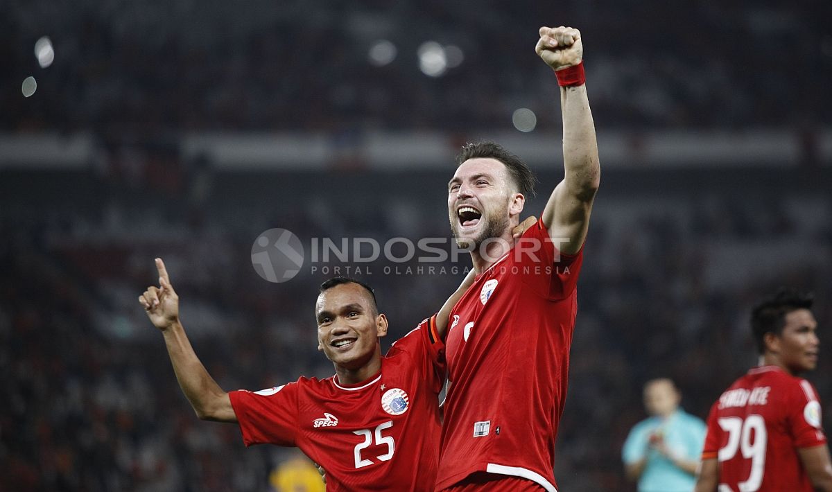 Marko Simic merayakan gol bersama Riko Simanjuntak.  Copyright: © Herry Ibrahim/INDOSPORT