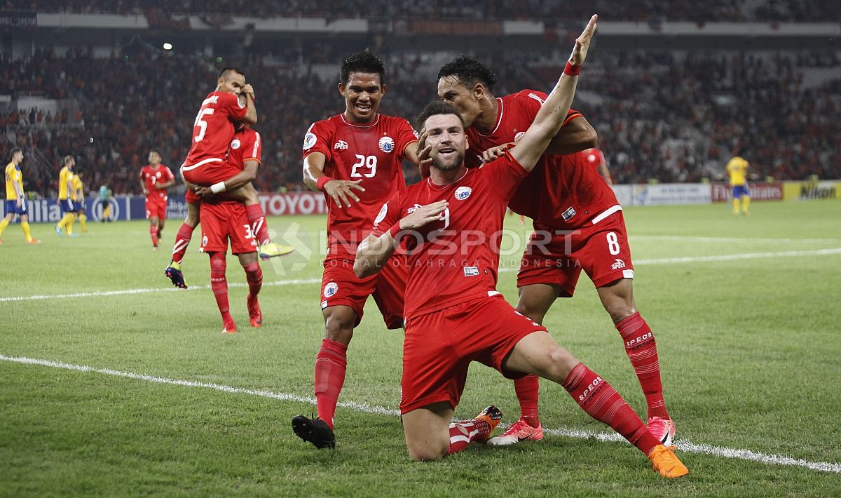 Aksi selebrasi Marko Simic usai cetak gol ke gawang Tampines Rovers di pertemuan pertama. Copyright: © Herry Ibrahim/INDOSPORT