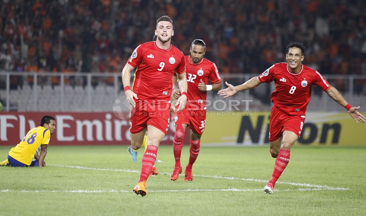 Marko Simic akan merayakan gol bersama rekan satu timnya ke gawang Tampines Rovers di pertemuan pertama. Copyright: © Herry Ibrahim/INDOSPORT