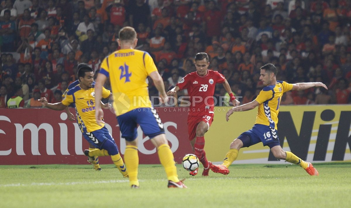 Riko Simanjuntak mendapat pengawalan ketat dari pemain Tampines Rovers. Copyright: © Herry Ibrahim/INDOSPORT