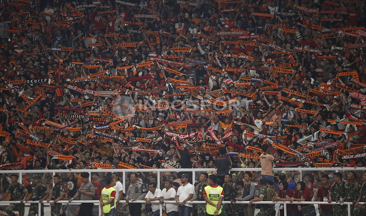 Jakmania saat mendukung klub kesayangan mereka Persija di Stadion GBK. PSSI Kembali mengajak suporter untuk medukung Piala Menpora dari Rumah. Copyright: © Herry Ibrahim/INDOSPORT