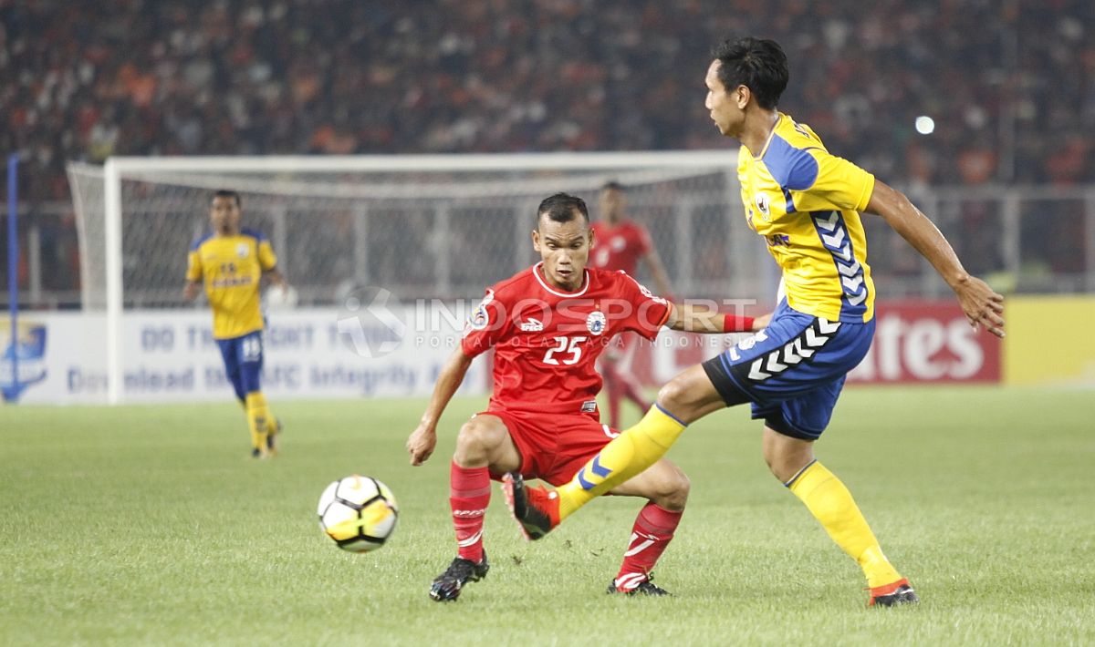 Salah satu pemain Tampines Rovers berusaha melewati hadangan pemain Persija Jakarta. Copyright: © Herry Ibrahim/INDOSPORT