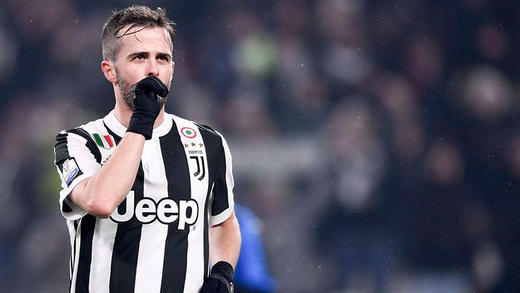 Kabar kepindahan Miralem Pjanic dari Juventus masih berhembus hingga saat ini. Copyright: © Twitter @juventusfc