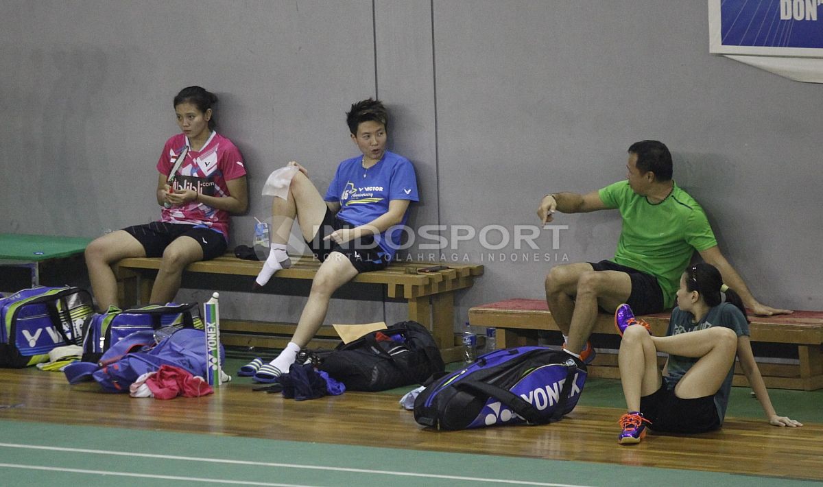 Obrolan santai para pemain sektor ganda campuran (Liliyana Natsir, Debby Susanto) dengan pelatih legendaris, Richard Mainaky. Selepas pensiun, ketiganya kini sering menyambangi PB Djarum. Copyright: © Herry Ibrahim/Indosport.com