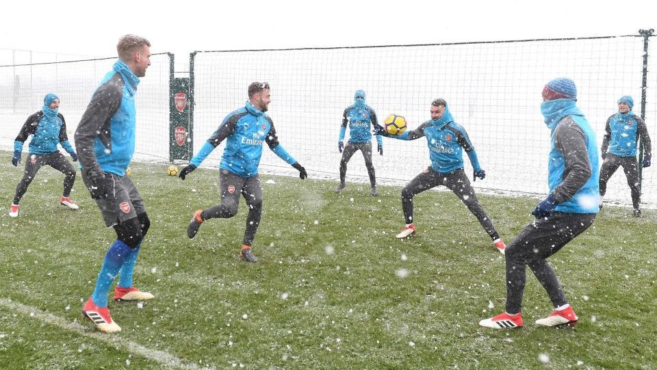 Pemain Arsenal saat latihan di lapangan bersalju. Copyright: © Getty Images