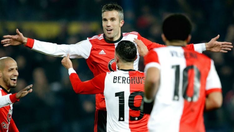Robin van Persie merayakan golnya bersama rekan-rekannya di Feyenoord. Copyright: © Getty Images