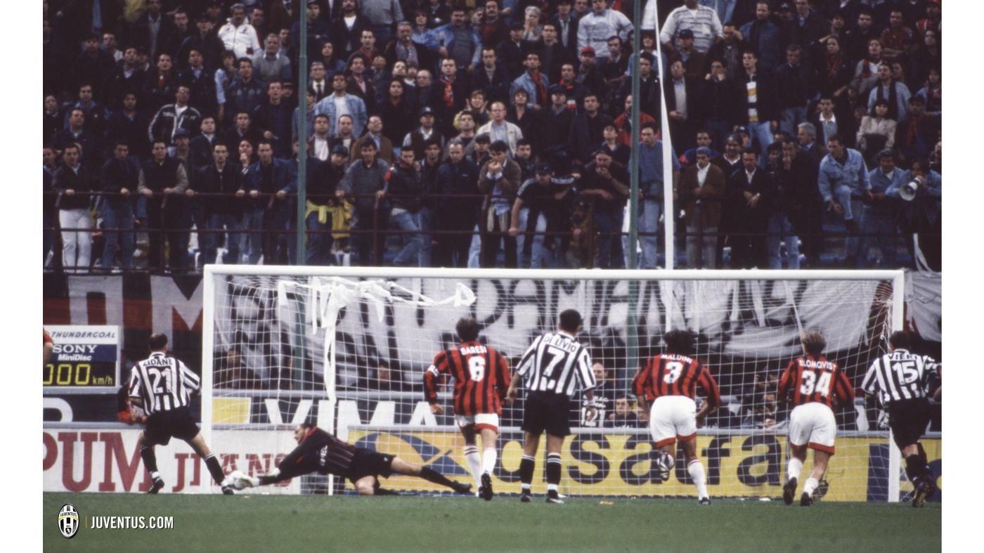 Zinedine Zidane mengeksekusi penalti. Copyright: © Juventus