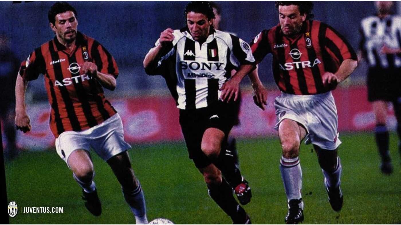 Del Piero dijaga ketat oleh dua pemain AC Milan. Copyright: © Juventus