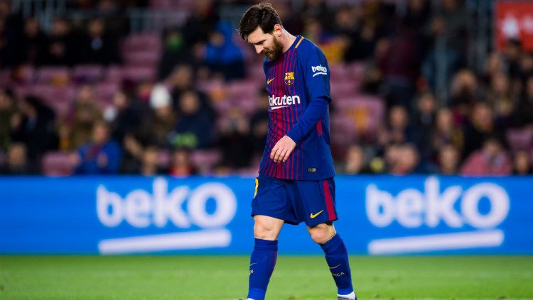 Lionel Messi tertunduk usai gagal mencetak gol. Copyright: © Getty Images