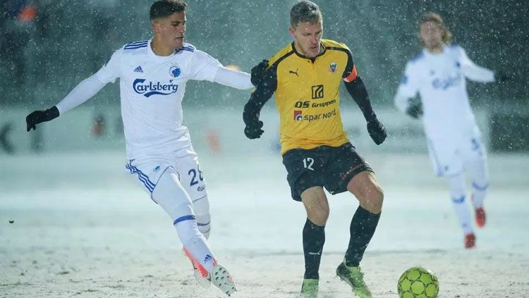 Situasi jalannya pertandingan Hobro vs Copenhagen di tengah guyuran salju. Copyright: © Getty Images.