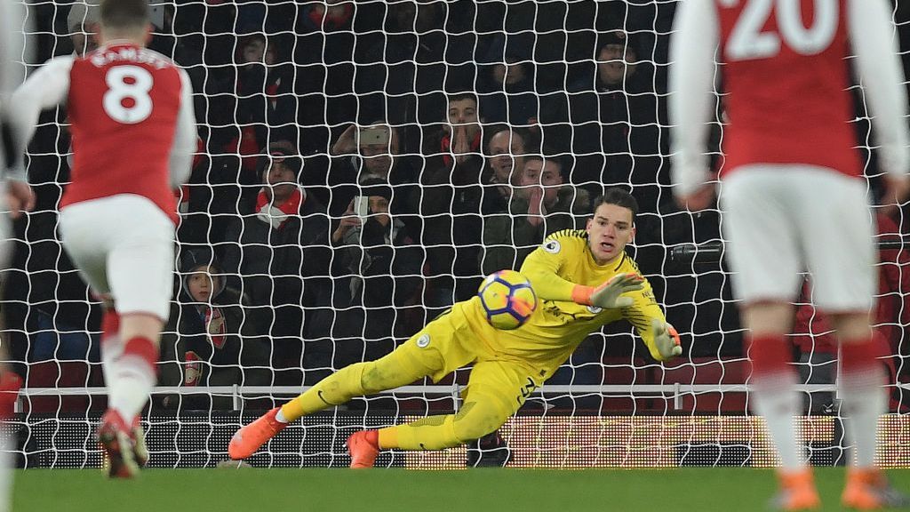 Ederson, kiper Manchester City selebrasi usai kalahkan Manchester United. Copyright: Â© INDOSPORT