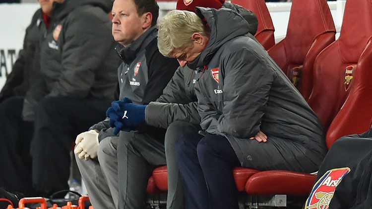 Arsene Wenger hanya bisa tertunduk lesu setelah Arsenal kembali dibantai 0-3 oleh Manchester City. Copyright: © Twitter @OptaJoe
