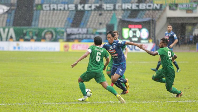 Aksi Hanif Sjahbandi coba melewati pertahanan Persebaya Surabaya. Copyright: © Twitter/@AremafcOfficial