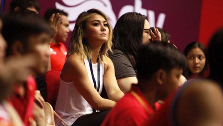 Agnes Monica menyaksikan pertandingan Basket Copyright: © Istimewa