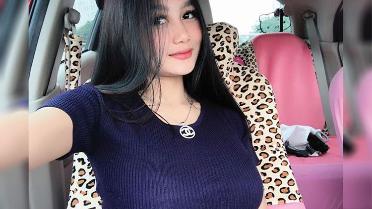 Penyanyi dangdut seksi Tanah Air, Pamela Safitri, kembali menarik atensi netizen karena aksinya yang mengagetkan kalam berendam di kolam renang. Copyright: © Blog