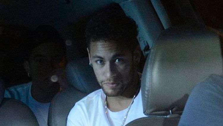 Ekspresi Neymar pasca sukses menjalani operasi metatarsal. Copyright: © Daily Mail