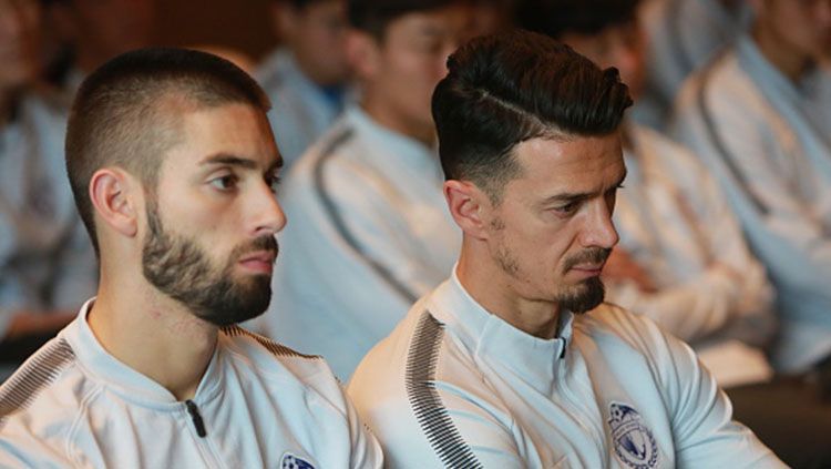 Jose Fonte (kanan) and Yannick Carrasco (kiri) saat perkenalan mereka sebagai pemain baru Dalian Yifang. Copyright: © Getty Images