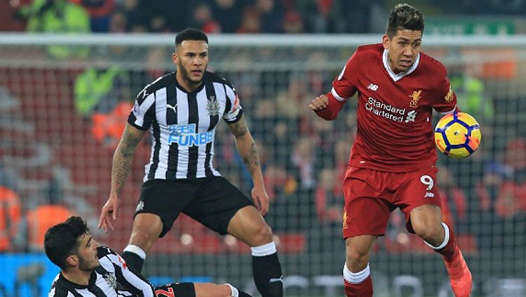 Roberto Firmino (kiri) mencoba melewati pemain Newcastle. Copyright: © Getty Images