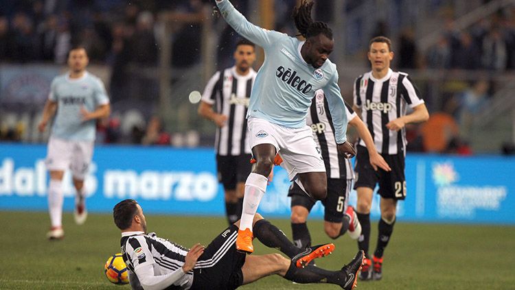 Jordan Lukaku di hadang oleh para pemain Juventus. Copyright: © Getty Images