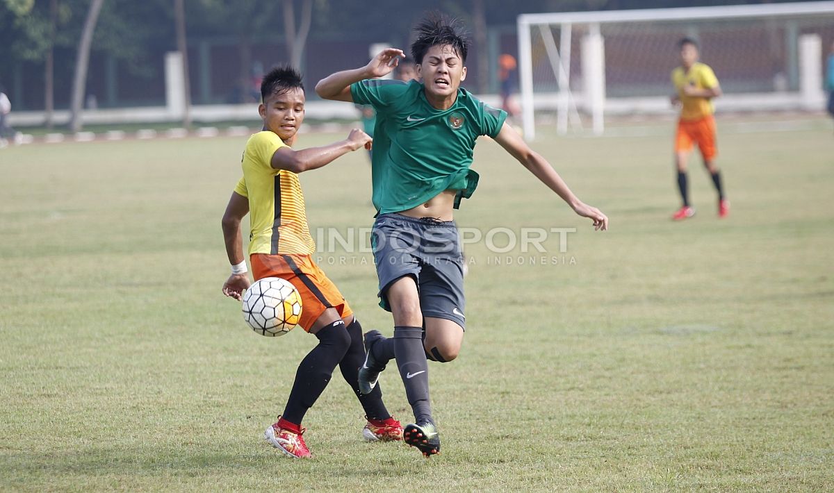 Striker Timnas U-16, Rendy Juliansyah dilanggar pergerakannya oleh pemain Academy Babek. Copyright: © Herry Ibrahim/INDOSPORT