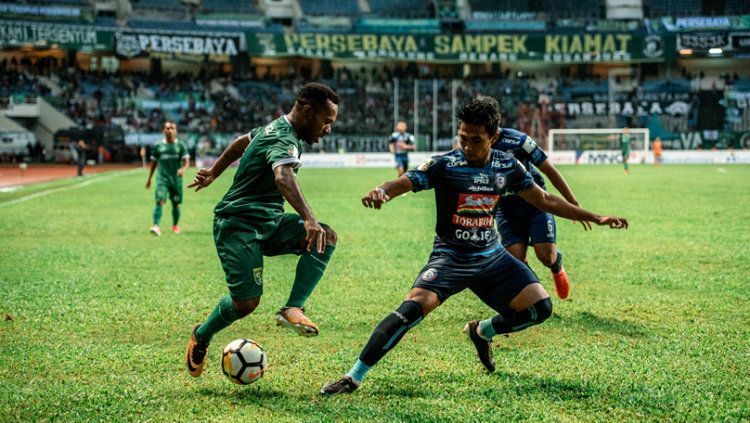 Feri Pahabol saat berduel dengan pemain lawan. Copyright: © persebaya.id