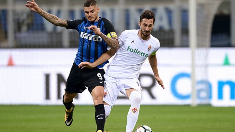 Davide Astori dibayang-bayangi Icardi (kiri) dan menjaga penguasaan bola. Copyright: © Getty Images