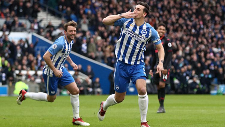 Lewis Dunk (kanan) melakukan selebrasi usai mencetak gol ke gawang Arsenal. Copyright: © Getty Images