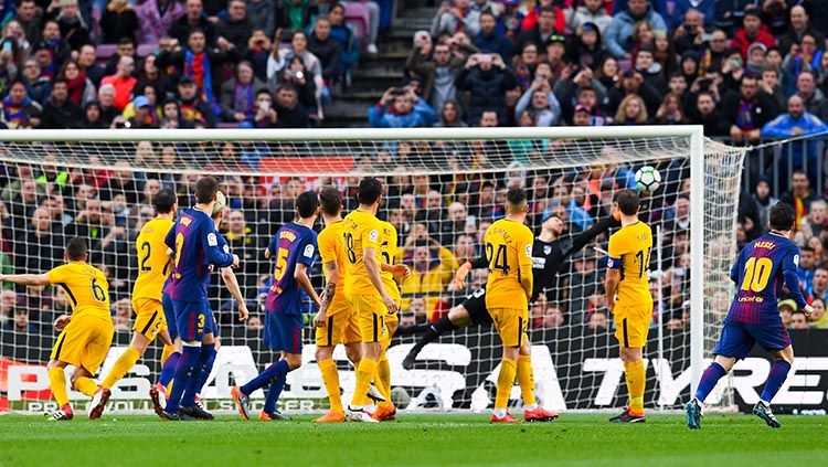 Tendangan bebas Lionel Messi yang masuk ke gawang Athletico Madrid Copyright: © Getty Images