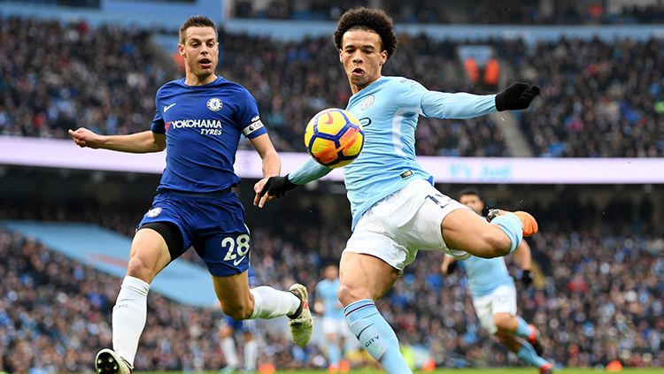 Cesar Azpilicueta (kiri) mencoba menghalangi tendangan dari Leroy Sane. Copyright: © Getty Images