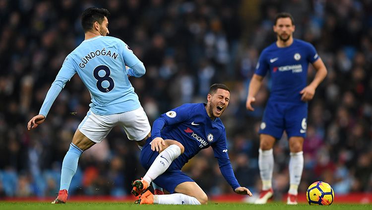 Eden Hazard (kanan) kesakitan usai berbernturan dengan Ikay Gundogan. Copyright: © Getty Images