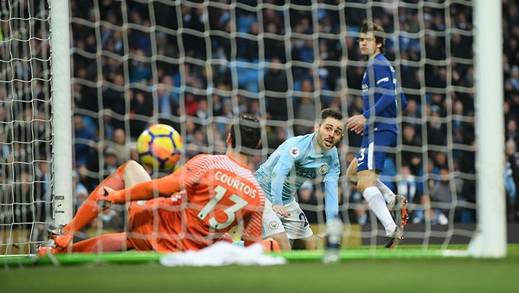 Tendangan Bernado Silva mampu menembus gawang Chelsea. Copyright: © Getty Images