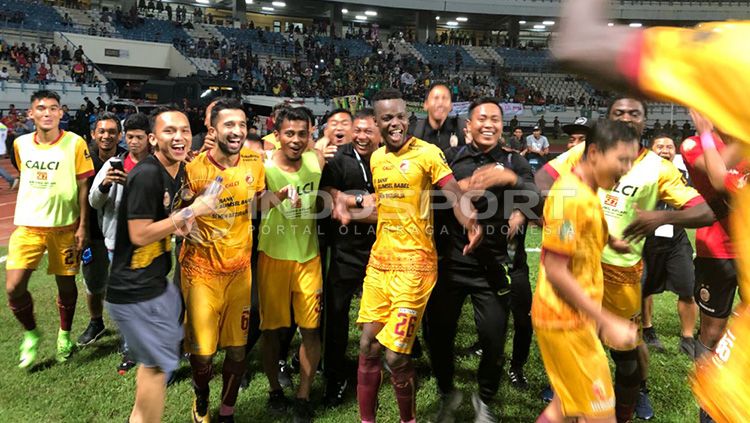 Kegembiraan skuat Sriwijaya FC usai juara PGK. Copyright: © INDOSPORT/Muhammad Effendi