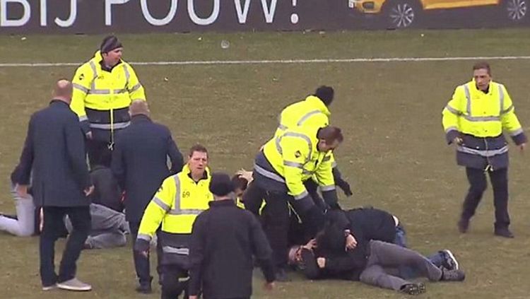 Suporter tengah diamankan petugas. Copyright: © dailymail.co.uk