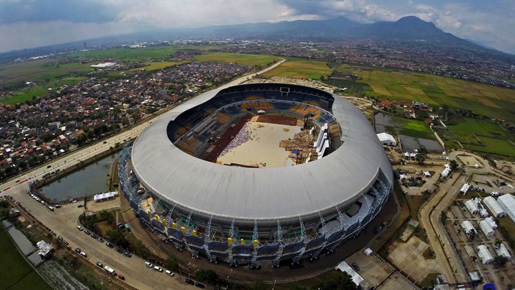 Bobotoh saat menyanyikan lagu yel yel Persib Bandung. Copyright: Â© Arif Rahman/INDOSPORT