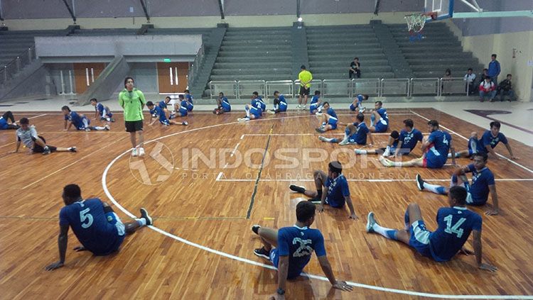 Persib berlatih di lapangan basket. Copyright: © Arif Rahman/INDOSPORT