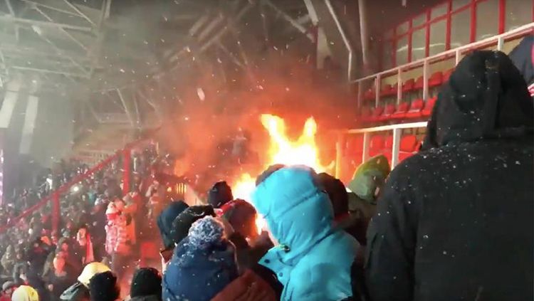 Kursi penonton terbakar di laga Lokomotiv Moscow vs Spartak Moscow. Copyright: © The Sun