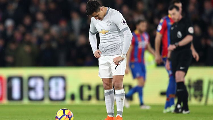 Alexis Sanchez marah setelah mengetahui Mourinho telah menjanjikan nomor punggung 7 kepada Ronaldo. Copyright: © Getty Images