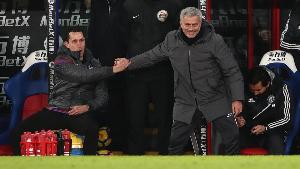 Jose Mourinho meminta maaf pada salah satu offisial pertandingan yang terkena botol yang ia tendang. Copyright: © thesun.co.uk