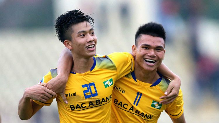 Pemain Timnas Vietnam, Phan Van Duc (kiri), dinyatakan positif Covid-19 sehingga tidak bisa memperkuat the Golden Star di laga perdana Piala AFF 2022 kontra Laos. Copyright: © VTC News