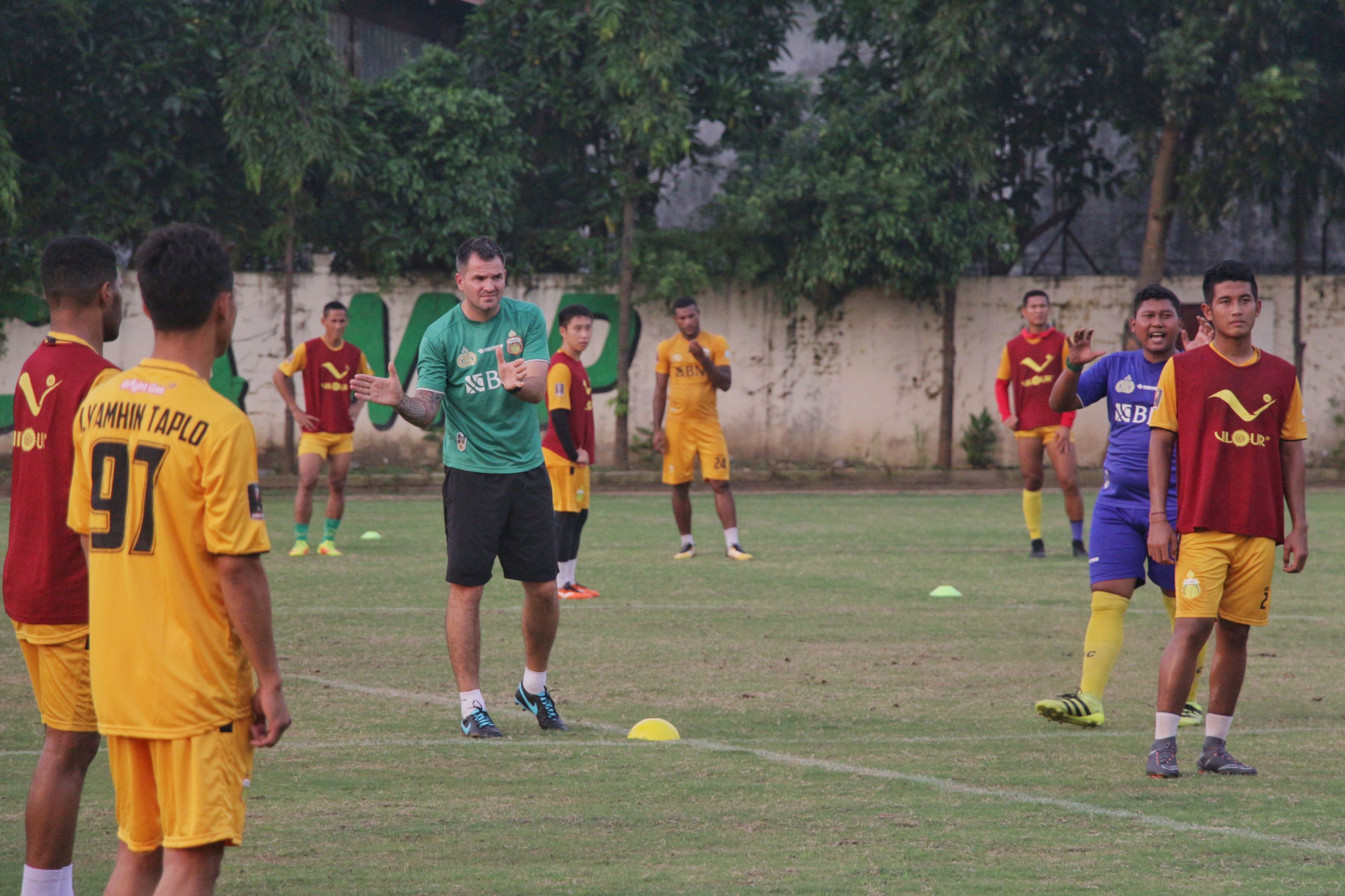 Simon McMenemy memimpin latihan anak buahnya. Copyright: © Fitra Herdian/INDOSPORT