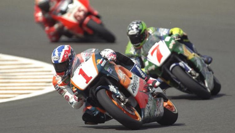 Pembalap Honda, Michael Doohan disusul Alex Barros dan Loris Capirossi di Sirkuit Sentul tahun 1996. Copyright: © Getty Images