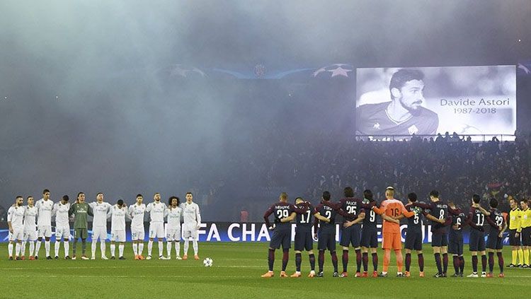 Pemain PSG dan Real Madrid mengheningkan cipta untuk mengenang kematian Astori. Copyright: © Twitter @ESPNUK