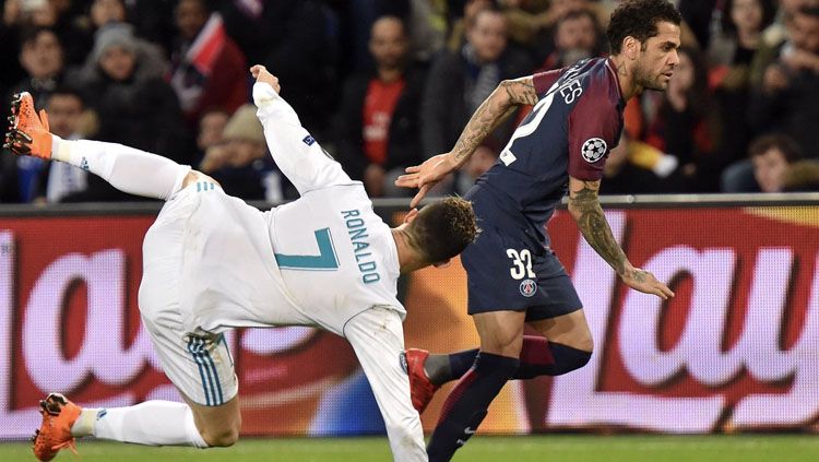Bentrokan yang terjadi antara Cristiano Ronaldo dan Dani Alves. Copyright: © Twitter @Coppa90US