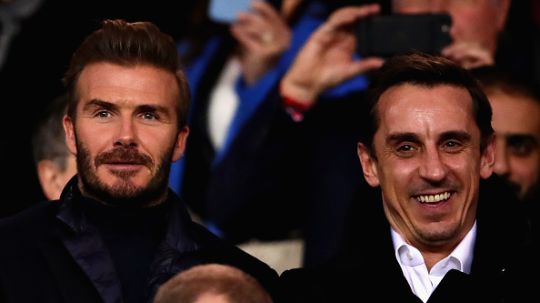 Mantan pemain Man United, Gary Neville (kanan) dan David Beckham. Copyright: © Getty Images