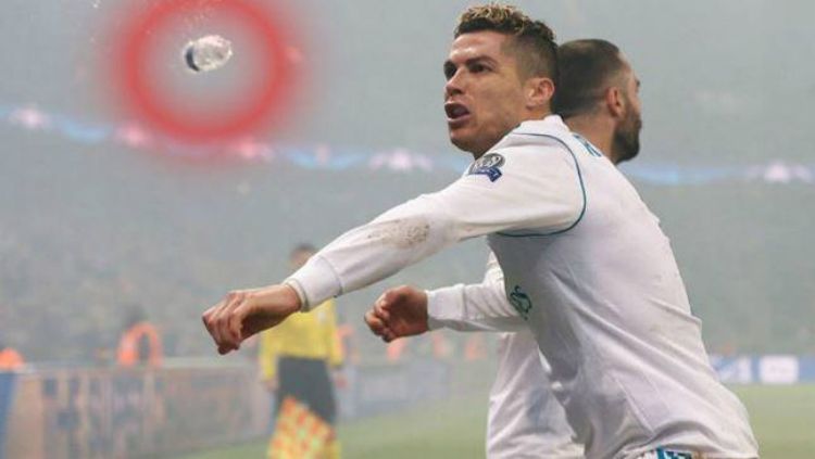 Cristiano Ronaldo dilempar botol plastik oleh suporter PSG Copyright: © The Sun