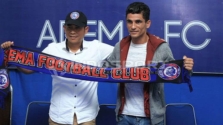 Arema FC resmi mendatangkan Felipe Ricardo Navarro Dos Passos yang menjabat pelatih kiper. Copyright: © Ian Setiawan/INDOSPORT